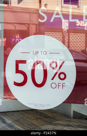 Les ventes d'été signer à Truro (Cornouailles). Métaphore high street, squeeze squeeze au détail. Banque D'Images
