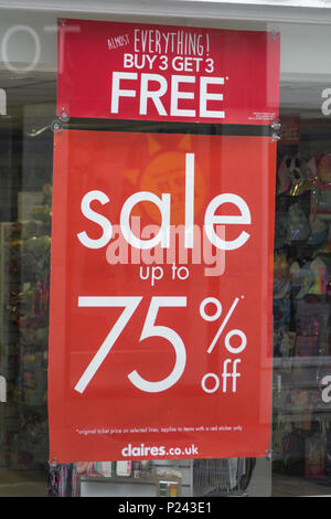 Les ventes d'été signer à Truro (Cornouailles). Métaphore high street, squeeze squeeze au détail. Banque D'Images