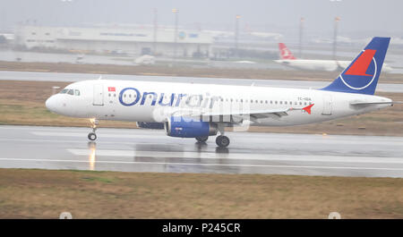 ISTANBUL, TURQUIE - Mars 04, 2018 : Onur Air Airbus A320-233 (CN 912) l'atterrissage à l'aéroport Ataturk d'Istanbul. Onur Air a 24 et la taille de la flotte 38 destinatio Banque D'Images