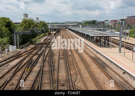 Une vue plongeante sur la gare internationale d'Ashford montrant les voies et les lignes fonctionnant par les plates-formes. Liaisons ferroviaires à grande vitesse HS1. Banque D'Images