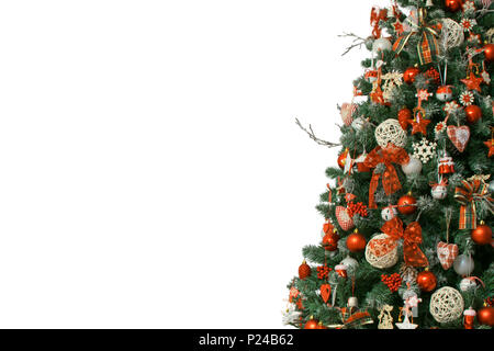 Détail de l'arbre de Noël isolé sur fond blanc, décoré avec des ornements de cru : boules de ratan, toile de jute et tartan rubans, boules rouges Banque D'Images