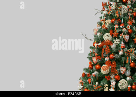 Détail de l'arbre de Noël isolé sur fond gris, décoré avec des ornements de cru Banque D'Images
