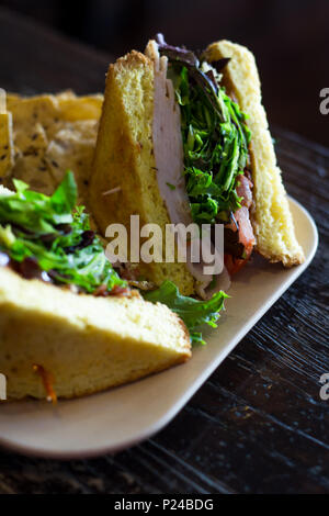 La Turquie BLT sandwich sur texas toast avec graines de sésame de plaquettes et l'hoummos Banque D'Images