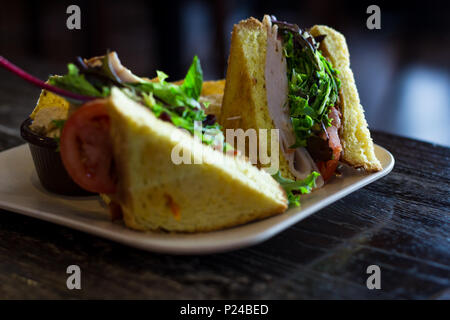 La Turquie BLT sandwich sur texas toast avec graines de sésame de plaquettes et l'hoummos Banque D'Images