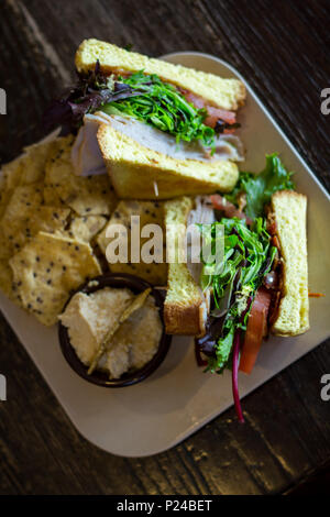 La Turquie BLT sandwich sur texas toast avec graines de sésame de plaquettes et l'hoummos Banque D'Images