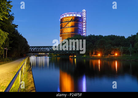 Canal Rhin-Herne avec vue sur le gazomètre, Oberhausen, Rhénanie du Nord-Westphalie, Allemagne Banque D'Images