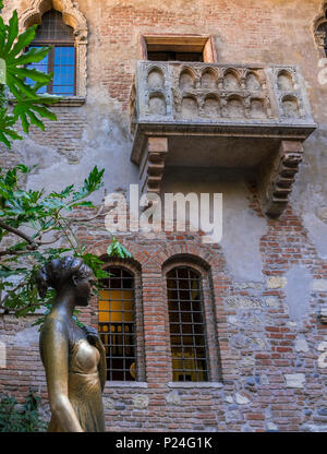 Statue de Julia, la Casa di Giulietta ou maison de Julia, Vérone, Vénétie, Italie, Europe Banque D'Images