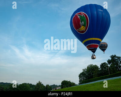 Biella, Italie, 10 juin 2018 - Deux ballons vol dans le ciel à la fête du printemps, dal Cielo Pollone juin, Biella Banque D'Images