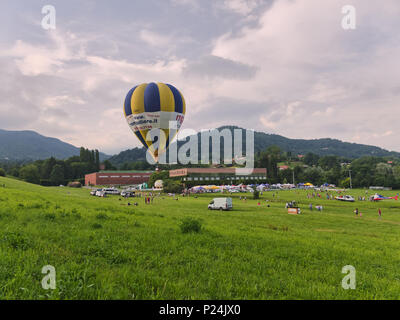 Biella, Italie, 10 juin 2018 -Air ballon en vol à la Fête du Printemps, dal Cielo Pollone juin, Biella Banque D'Images