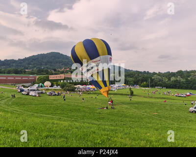 Biella, Italie, 10 juin 2018 -Air Balloon dégonfler après le vol en juin, le Festival du printemps dal Cielo, Biella Pollone Banque D'Images