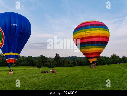 Biella, Italie, 10 juin 2018 - montgolfières pendant l'atterrissage et d'ancrages à la fête du printemps, dal Cielo Pollone juin, Biella Banque D'Images