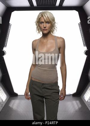 Titre original : Battlestar Galactica. Titre en anglais : Battlestar Galactica. Film Réalisateur : Michael RYMER. Année : 2004. Stars : Tricia Helfer. Credit : SCI-FI CHANNEL / Album Banque D'Images