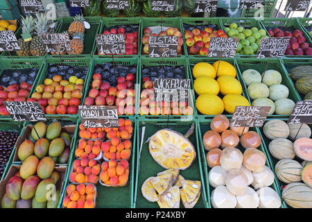 Divers Fruits dans des caisses à Farmers Market Banque D'Images