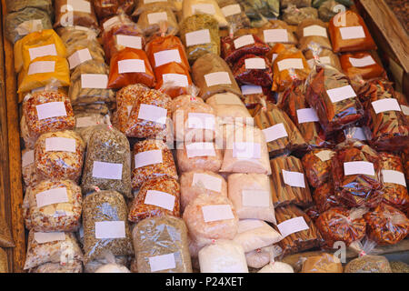 Divers Épices et fines herbes, emballage en sacs Banque D'Images