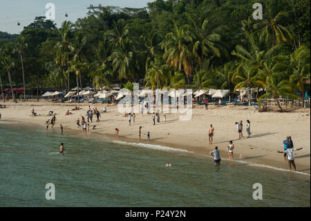 Singapour, Singapour, baigneurs à la plage de Siloso sur l'île de Sentosa Banque D'Images