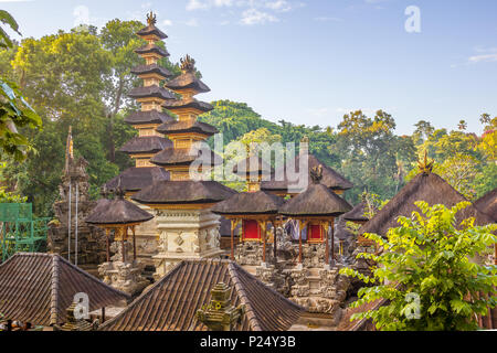 Temples Hindous par Stone dans la jungle. Les pagodes dorées sont sous le soleil matinal, Ubud, Bali, 15 avril, 2018 Banque D'Images