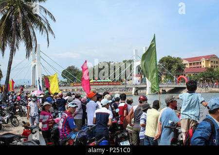 Phan Thiet , Viêt Nam - Janvier 2014 : De nombreuses personnes durant la course de bateau dragon traditionnel au cours de la nouvelle année à Phan Thiet , Vietnam Banque D'Images