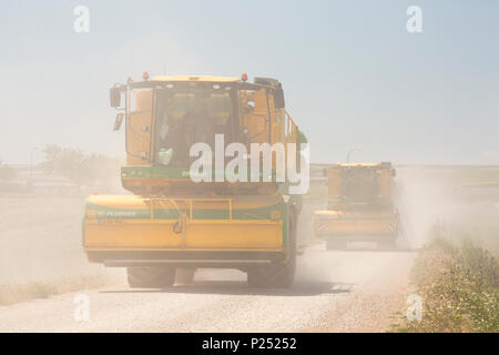 Le passage des moissonneuses Lleida arides Plaines, Huesca, Espagne. Banque D'Images