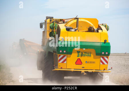 Le passage des moissonneuses Lleida arides Plaines, Huesca, Espagne. Banque D'Images