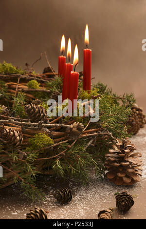 Pre-Christmassy couronne ornée de vigne avec burning candles Banque D'Images