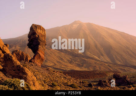 Roque Cinchado, Los Roques de Garcia, Pico del Teide, lecture Cañadas, au lever du soleil, le Parc National du Teide, héritier de la nature mondiale de l'UNESCO, Tenerife, Canaries, Espagne Banque D'Images