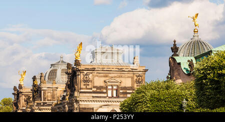 Allemagne, Saxe, Dresde, Brühlsche Terrasse, façade de l'académie des arts, Fama statue sur Zitronenpresse «' (dôme de verre) Banque D'Images