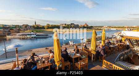 Allemagne, Saxe, Dresde, Elbe, Brühlsche Terrasse, Radeberger Spezialausschank 'Restaurant' (restaurant), 'Dresden', bateau à aubes bateau à vapeur, Banque D'Images