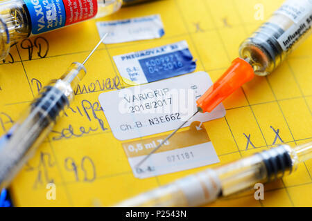 Carte jaune, seringues, la vaccination antigrippale Banque D'Images