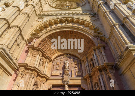 Vue rapprochée de la porte d'entrée principale de la cathédrale, à Palma de Maloorca, Espagne Banque D'Images