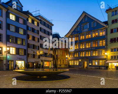 Dans le Münsterhof la vieille ville de Zurich avec maison de guilde à la balance dans la soirée à l'heure bleue Banque D'Images