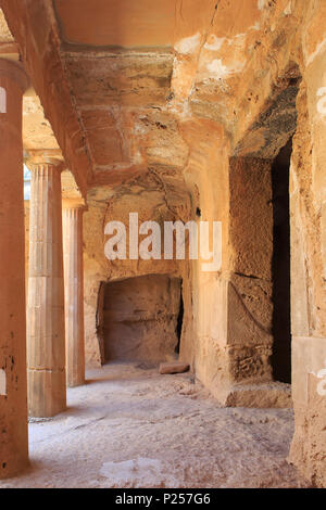 Un lieu de sépulture souterraine avec des colonnes doriques auprès des tombeaux des rois à Paphos, Chypre Banque D'Images