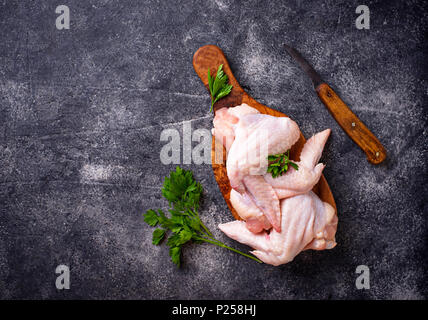 Ailes de poulet crues on cutting board Banque D'Images