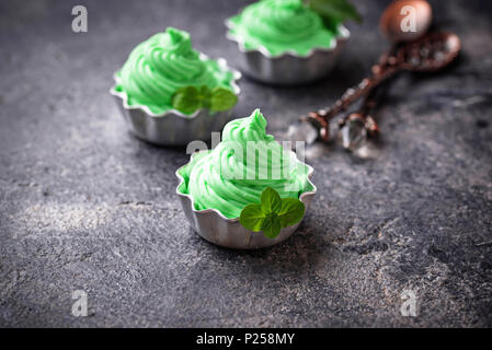 Glace à la menthe dans des bols Banque D'Images