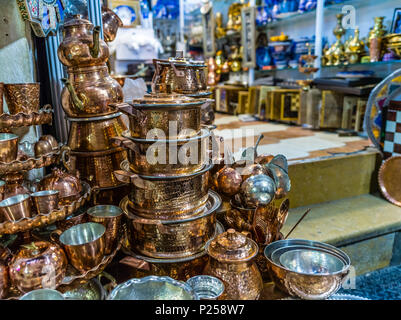 Wakil bazar à Shiraz, les poêles à frire en cuivre Banque D'Images