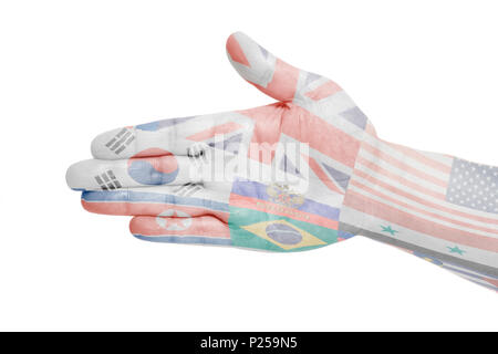 Man main signer avec tous les pays du monde drapeaux isolé sur fond blanc Banque D'Images