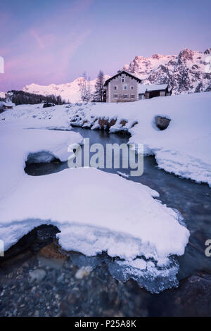 L'aube sur la rivière dans la vallée de Fex en Engadine, St Moritz, canton des Grisons, Engadine, Suisse, Europe Banque D'Images