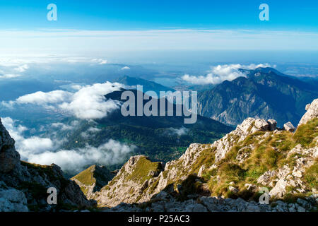 Vue depuis le haut de Cresta Cermenati, Grigna Meridionale, Lecco, Lombardie, Italie, Europe Banque D'Images