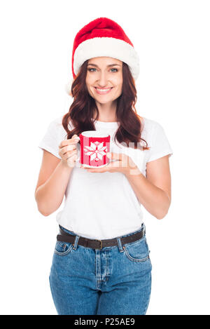 Smiling woman in Santa hat avec tasse de café, isolated on white Banque D'Images