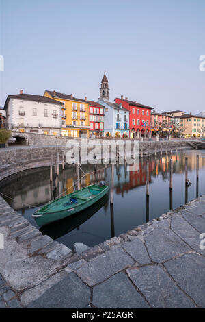 Le port d'Ascona en face du Lac Majeur pendant le coucher du soleil, le Canton du Tessin, Suisse, Europe Banque D'Images