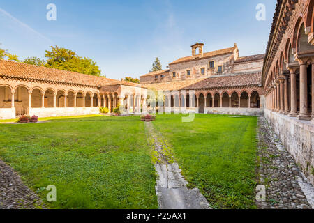 Le cloître de st. Basilique de Zeno. Vérone, Vénétie, Italie Banque D'Images