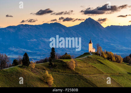 L'église de Saint Primus et Felician au crépuscule. Jamnik, Kranj, Haute-Carniole, Slovénie Banque D'Images