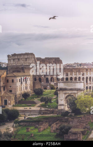 Rome, Latium, Italie. Le célèbre Forum Romain Colisée avec sur l'arrière-plan. Banque D'Images