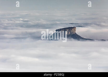 La pierre bismantova émerge du brouillard, province de Reggio Emilia, l'Émilie-Romagne, Italie, Europe district Banque D'Images