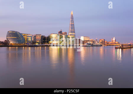 Southwark salon avec l'Hôtel de Ville et Shard reflète dans la Tamise à l'aube, Londres, Grande-Bretagne, Royaume-Uni Banque D'Images