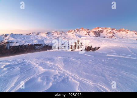 Groupe Marmolada au crépuscule depuis le Col Margherita, Dolomites, Falcade, province de Belluno, Veneto, Italie Banque D'Images