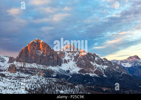 Vue depuis le Col Piombin à Cinque Torri et groupes Tofane, Dolomites, Giau Pass, San Vito di Cadore, province de Belluno, Veneto, Italie Banque D'Images