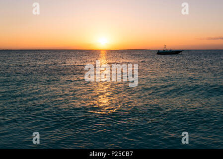 Afrique de l'Est, la Tanzanie, Zanzibar, coucher du soleil sur la plage de kendwa. Banque D'Images