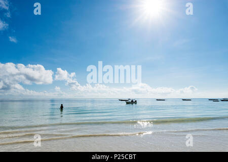 Afrique de l'Est, la Tanzanie, Zanzibar, Kiwengwa Beach un jour d'été. Banque D'Images