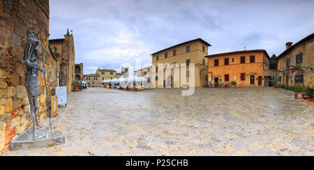 Aperçu de la place dans le centre de Monteriggioni, Montagnola Senese, province de Sienne, Toscane, Italie. Banque D'Images