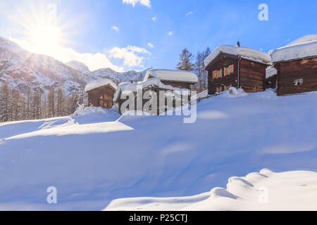 Huttes traditionnelles sunlit de Blatten. Zermatt, Valais / Wallis (Suisse). Banque D'Images